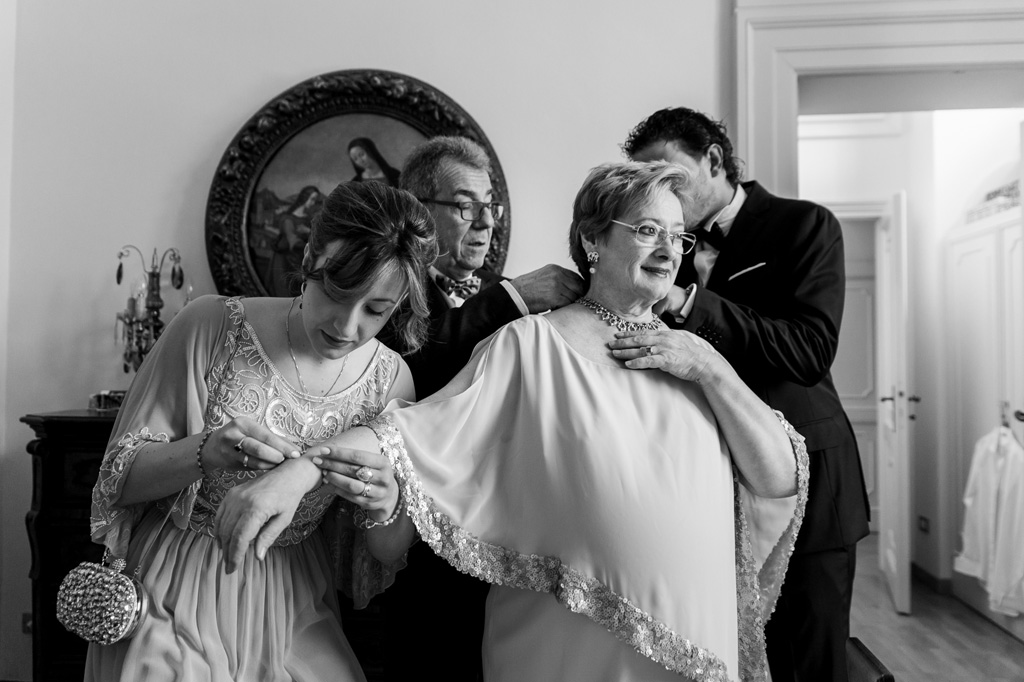 Fotografo Matrimonio Monza I parenti si preparano prima di celebrare la cerimonia di matrimonio