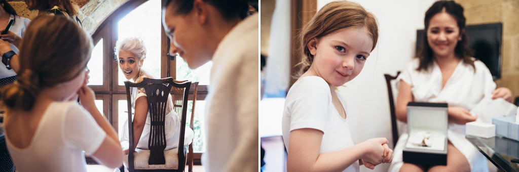 La sposa giosa con una bambina dallo sguardo angelico