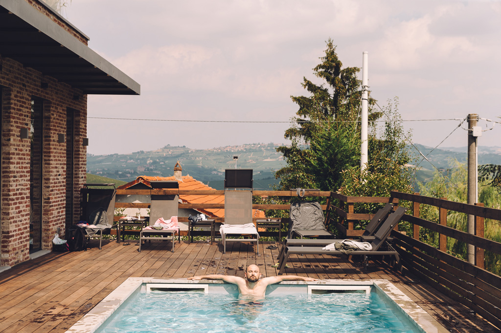 Fotografo Matrimonio Langhe Lo sposo si distende in piscina