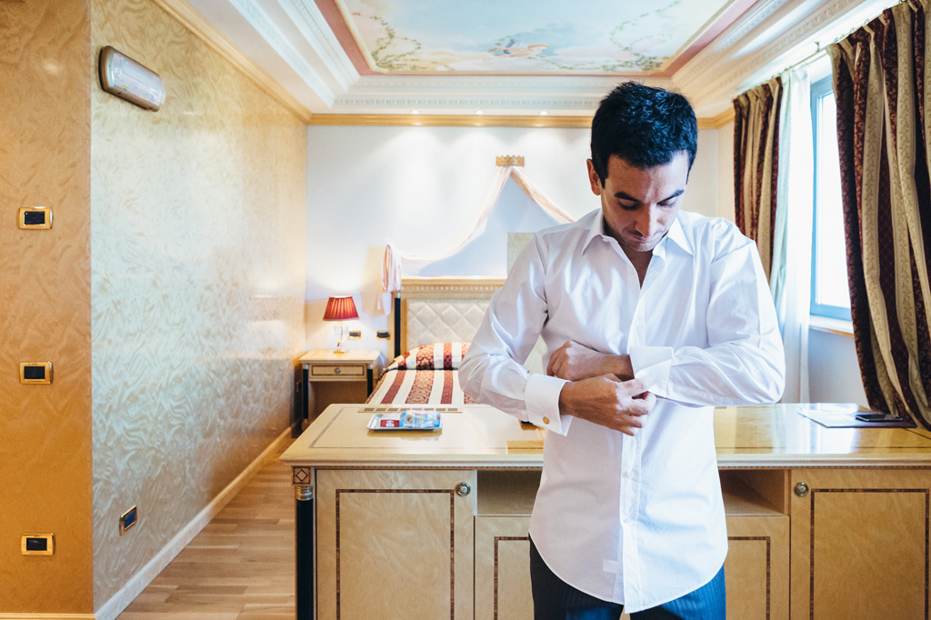 Fotografo Matrimonio Villa Caroli Zanchi Lo sposo aggiusta la camicia in preparazione della cerimonia