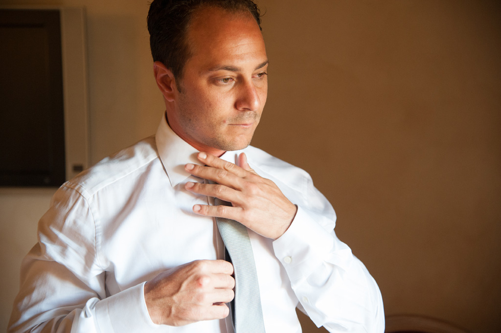 Emmanuel sistema la cravatta