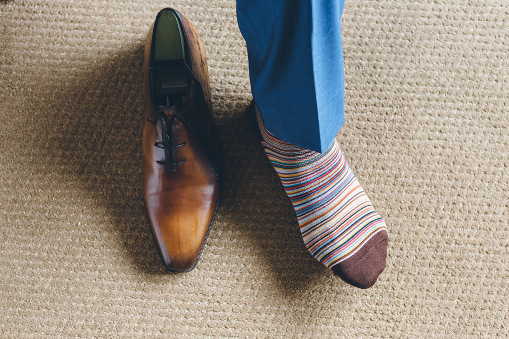 Lo sposo indossa le scarpe per la cerimonia