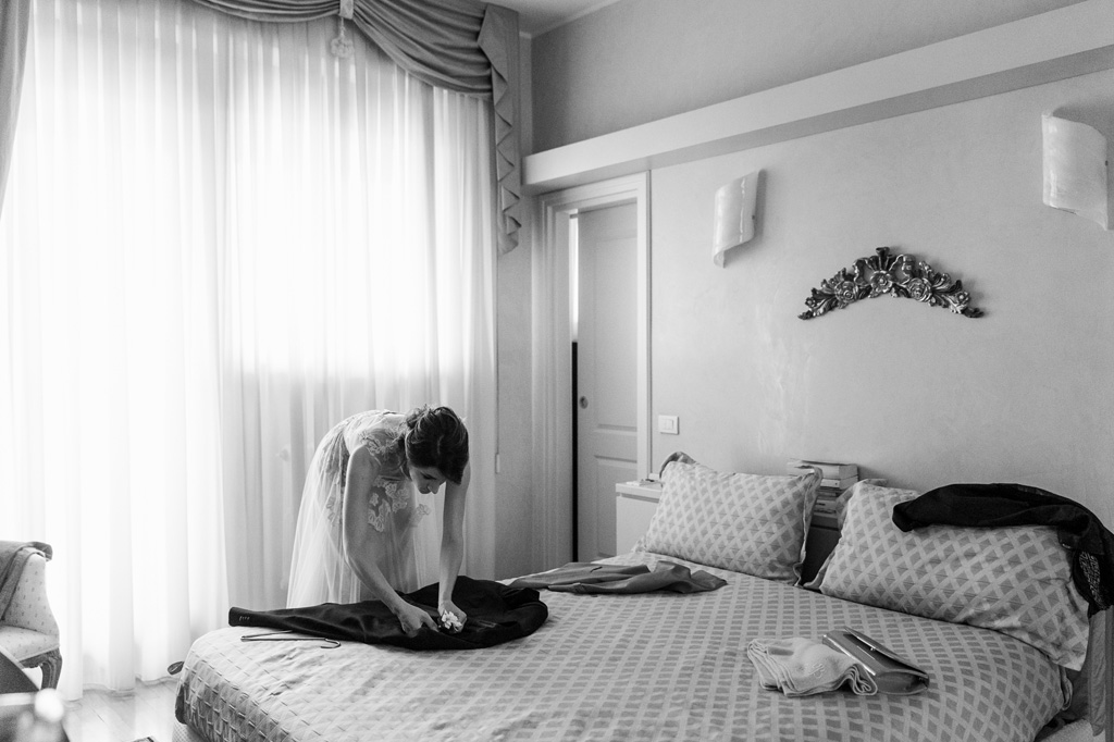 Fotografo Matrimonio Monza La sposa sistema la giacca di un parente