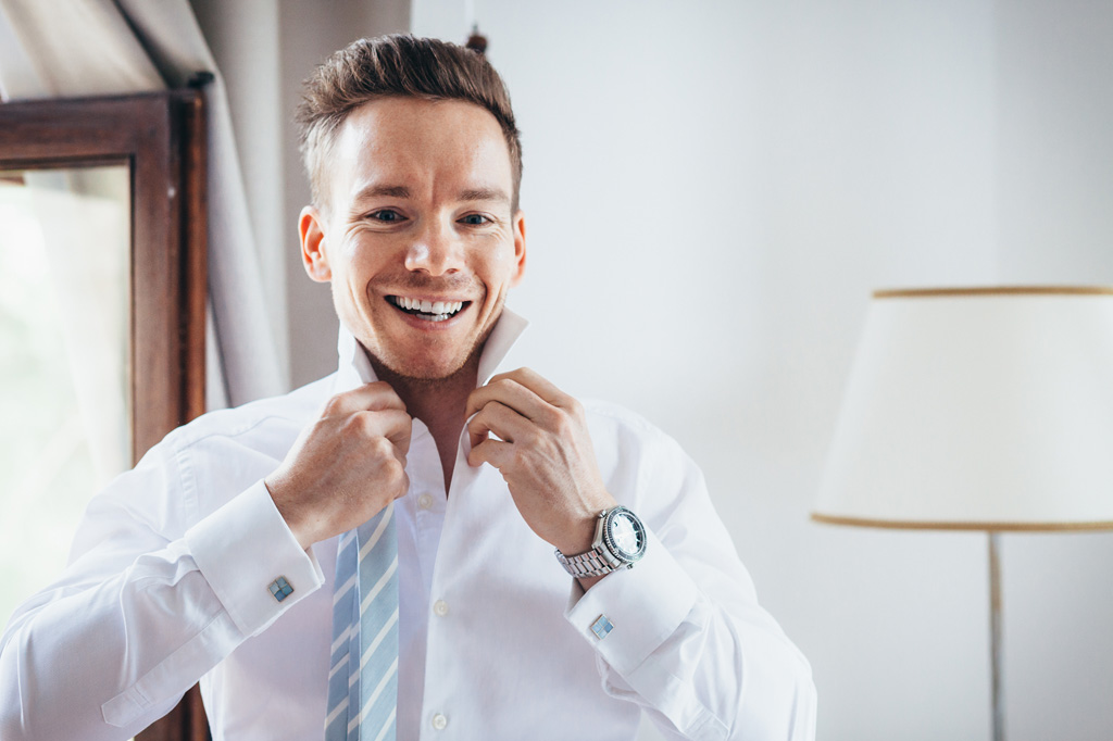 Il sorriso raggiante dello sposo durante la preparazione
