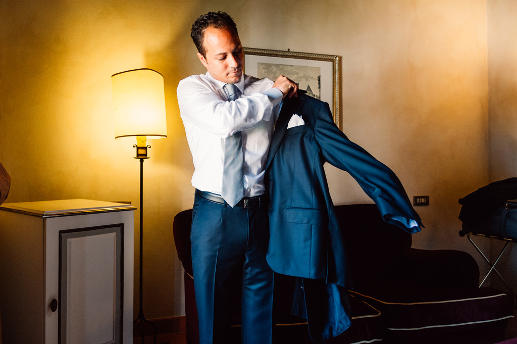 Emmanuele indossa la giacca