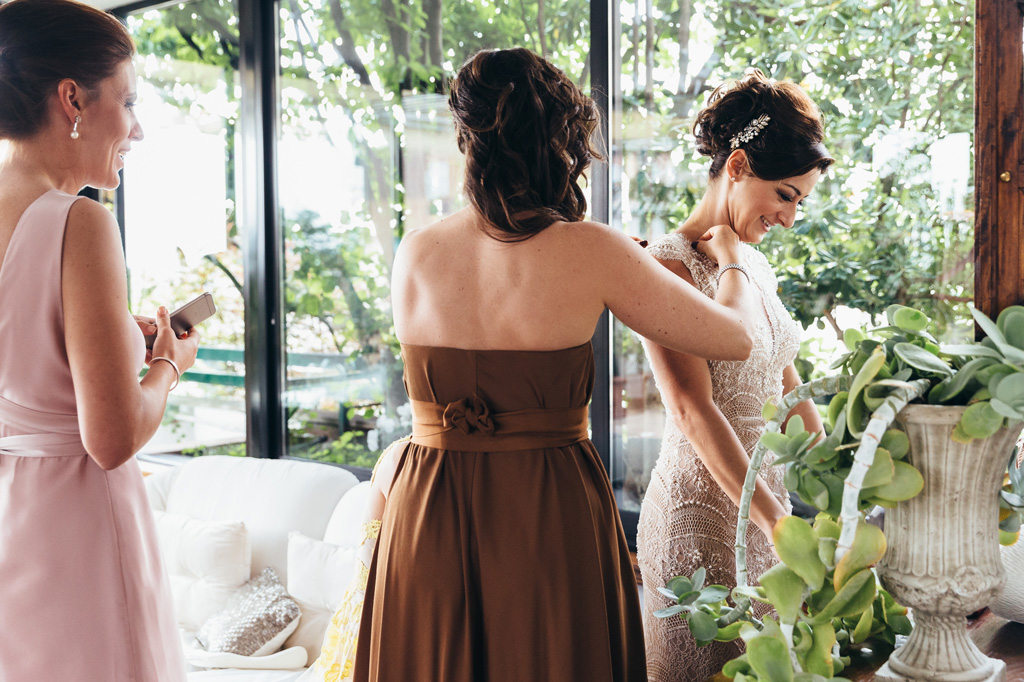 Fotografo Matrimonio Monza Le damigelle sistemano la sposa