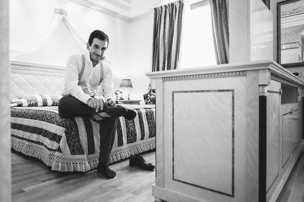 Fotografo Matrimonio Villa Caroli Zanchi Lo sposo indossa le scarpe da cerimonia