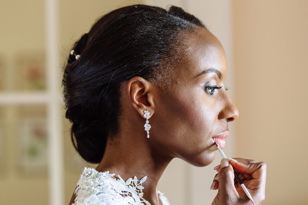 Fotografo Matrimonio Villa Erba Il primo piano della sposa Ayesha durante la preparazione presso il Grand Hotel Villa d'Este