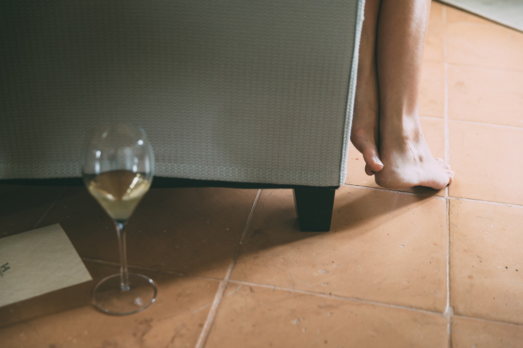 Un dettaglio dei piedi della sposa ripreso dal fotografo Alessandro Della Savia