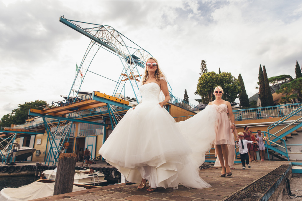 La sposa Kathrin raggiunge la barca in compagnia di una damigella