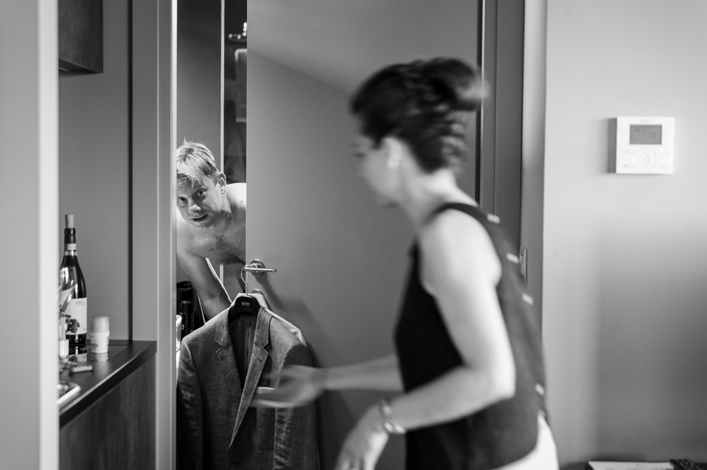 Fotografo Matrimonio Langhe Lo sposo chiede aiuto durante la preparazione