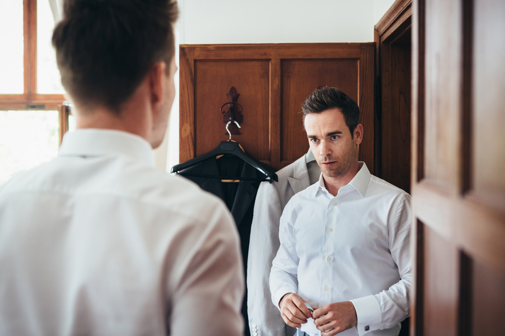 Lo sposo si confronta con un testimone in merito allo stato del suo abbigliamento