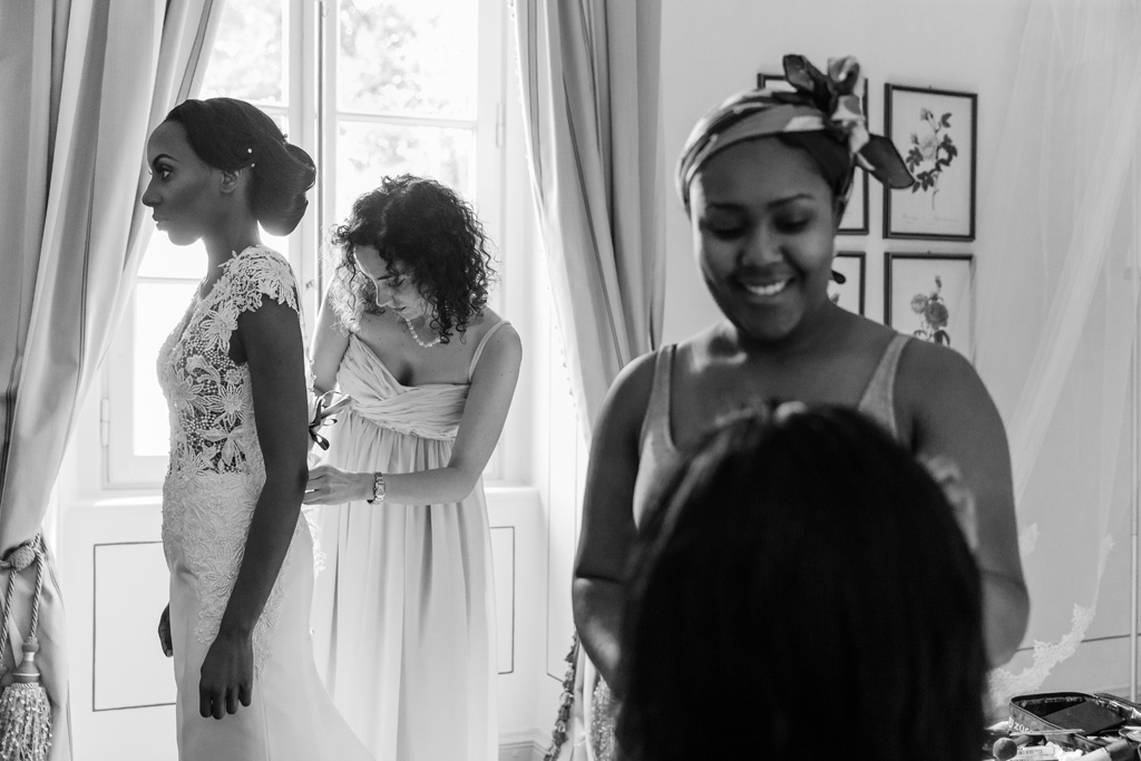 Fotografo Matrimonio Villa Erba una damigella sistema il vestito di Ayesha