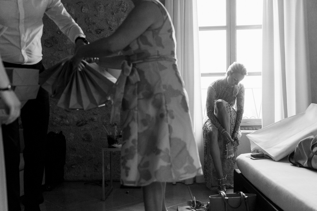 La sposa indossa le scarpe