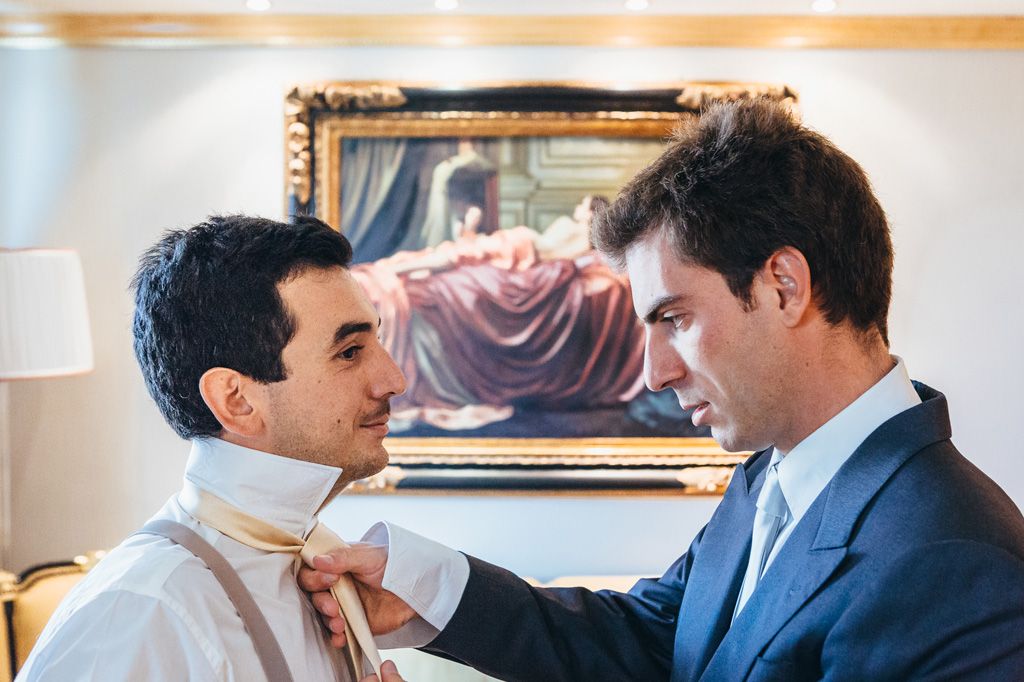 Fotografo Matrimonio Villa Caroli Zanchi Un ospite ordina la cravatta dello sposo Riccardo