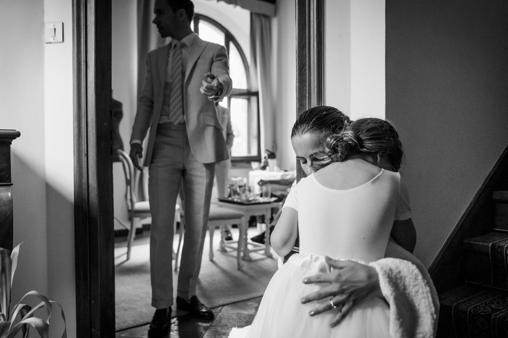 Un'ospite abbraccia dolcemente una bambina