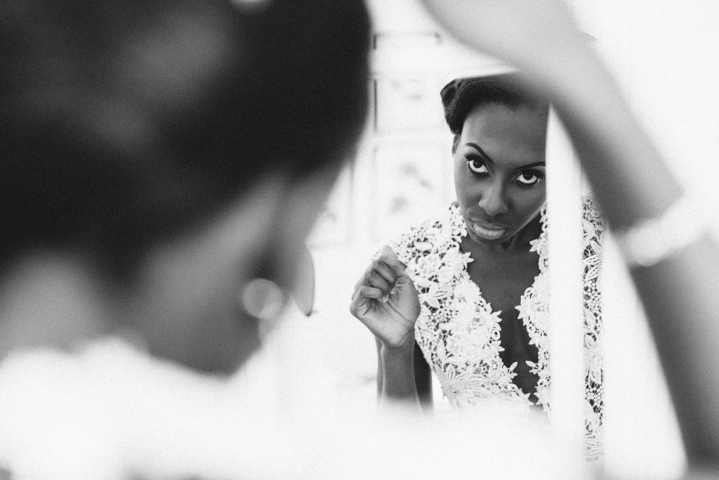 Fotografo Matrimonio Villa Erba La sposa si adorna davanti allo specchio