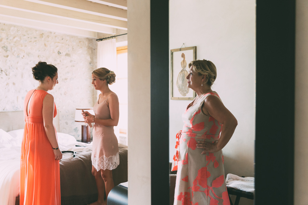 La sposa è in compagnia di parenti e damigelle durante la preparazione