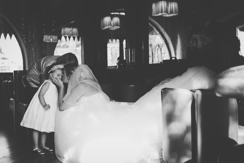 Una sposa bacia dolcemente una bambina