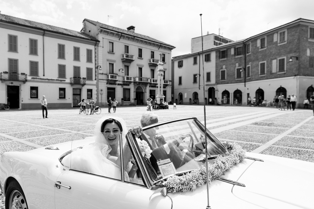 Fotografo Matrimonio Monza La sposa arriva in macchina accompagnata dal padre