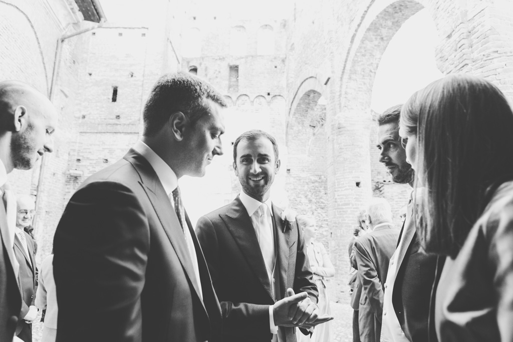 Fotografo Matrimonio Pavia Lo sposo ha un sorriso pacato prima della cerimonia nunziale