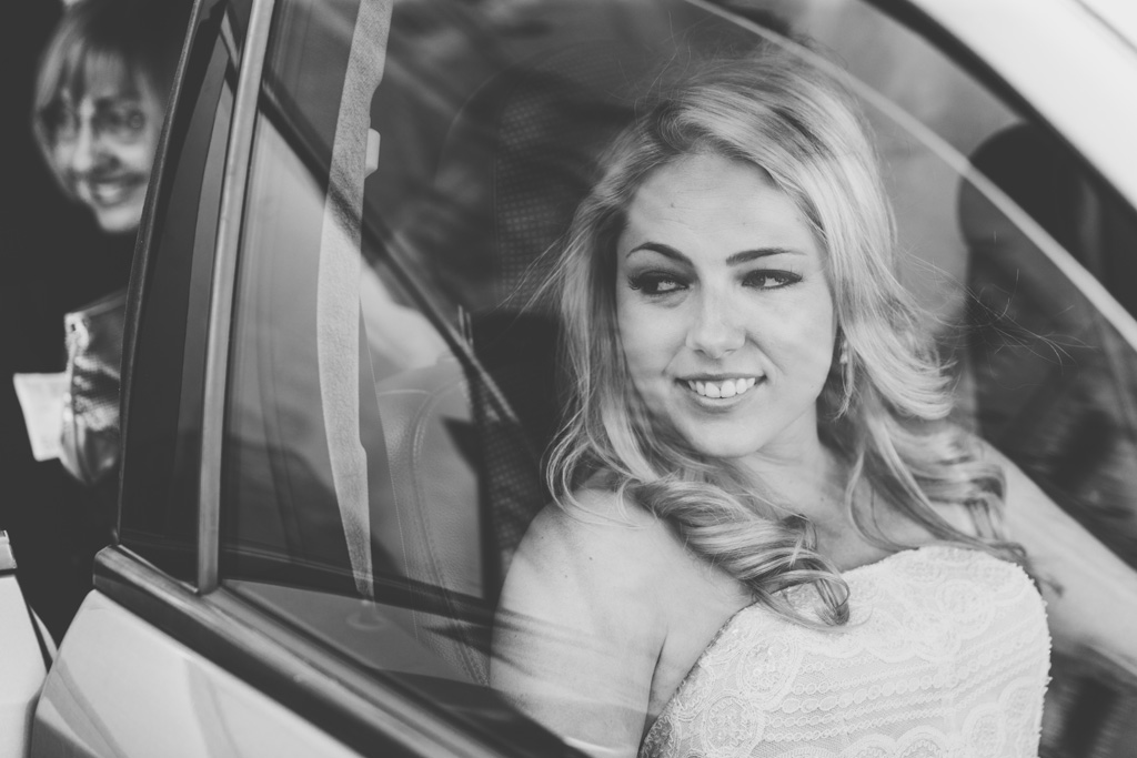 La sposa sorride raggiante con lo sguardo in direzione della Basilica
