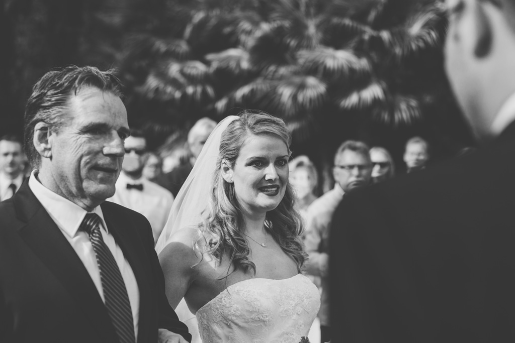 La sposa Kathrin osserva lo sposo