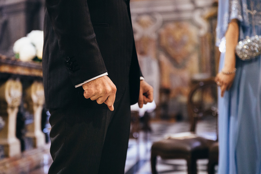 Fotografo Matrimonio Monza UN dettaglio delle mani nervose dello sposo