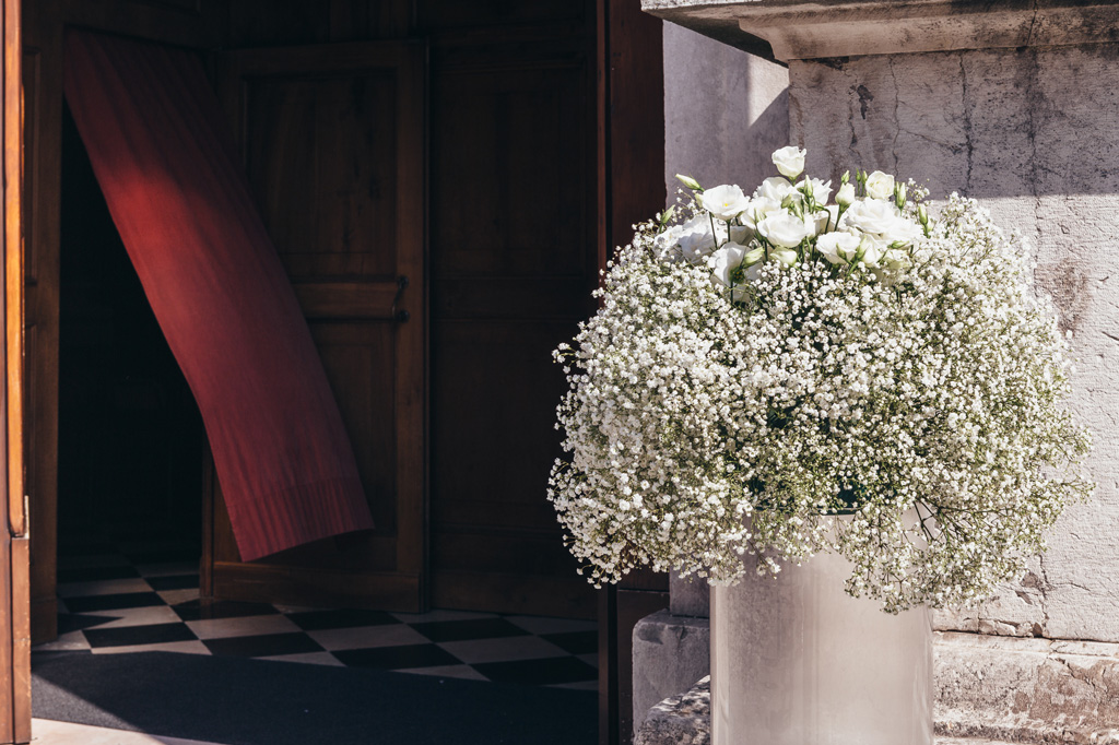 Fotografo Matrimonio Villa Caroli Zanchi Una tenda volteggia in una splendida giornata di sole