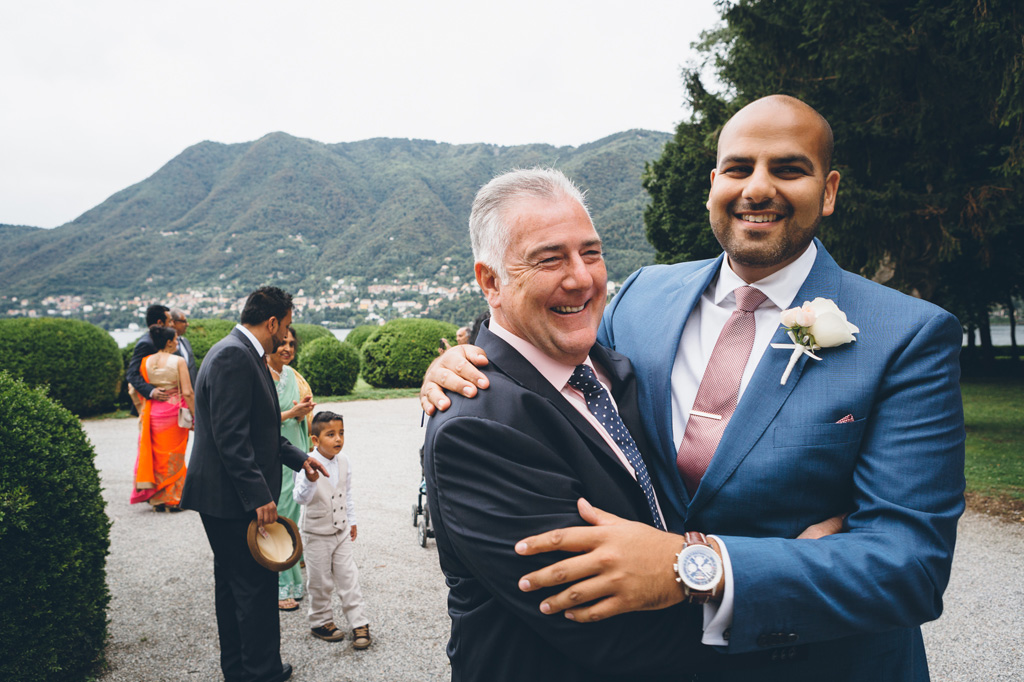 Jaspal abbraccia amici e parenti prima della cerimonia di matrimonio