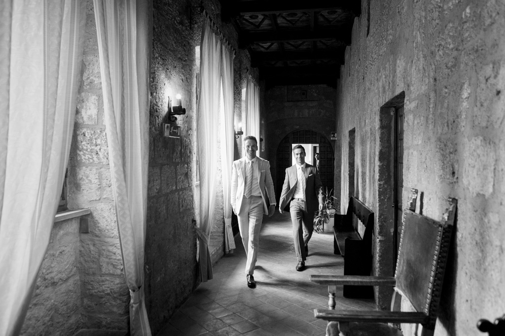 Lo sposo attraversa il corridoio dell'abbazia in compagnia di un testimone