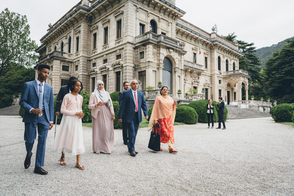 Lo sposo è accompagnato da amici e parenti per celebrare le nozze di matrimonio