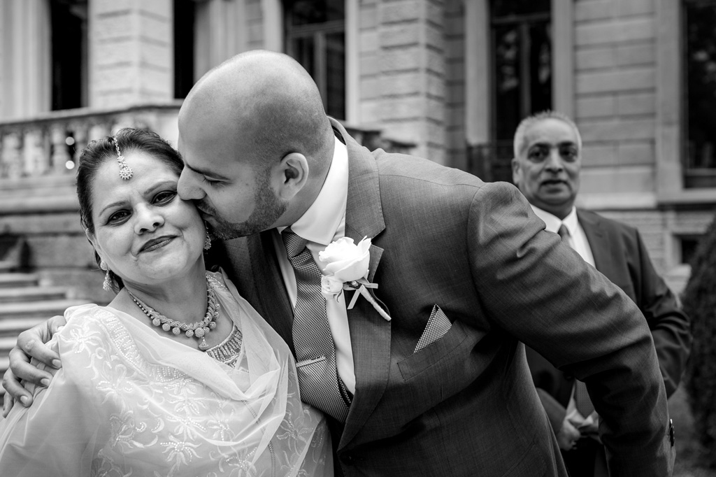 Jaspal bacia la madre prima dello svolgimento delle nozze