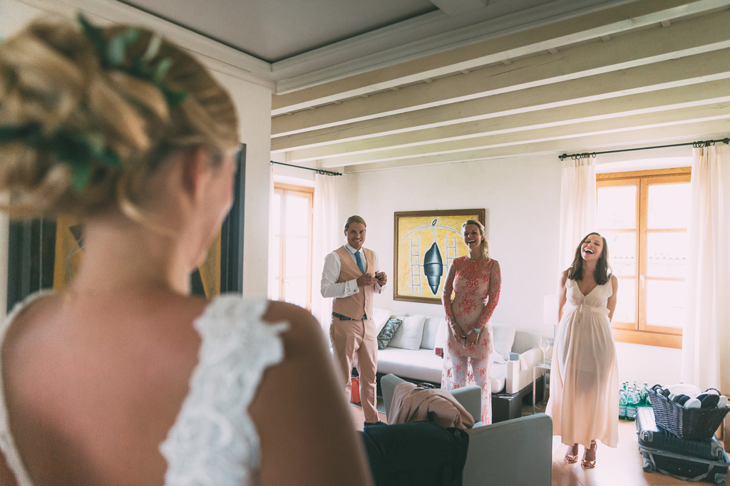Lo stupore dei testimoni davanti alla bellezza della sposa