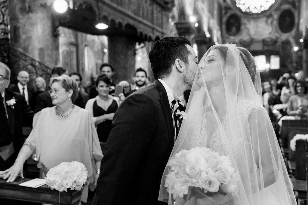 Fotografo Matrimonio Monza Simone e Federica si baciano finalmente ricongiunti