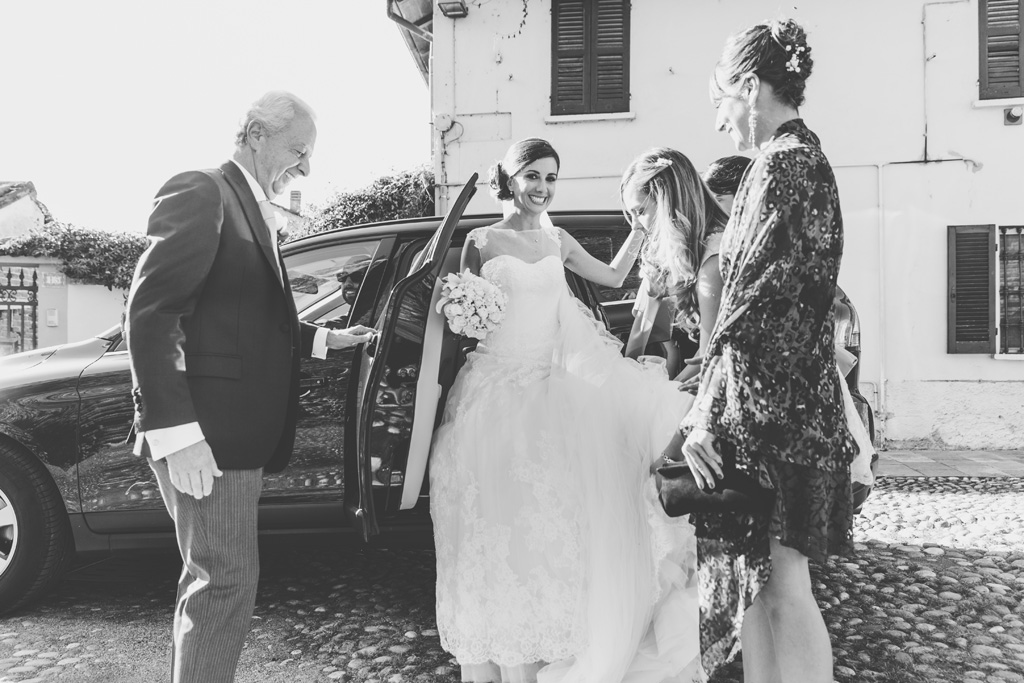 Fotografo Matrimonio Pavia La sposa Silvia scende dalla macchina accompagnata dagli ospiti