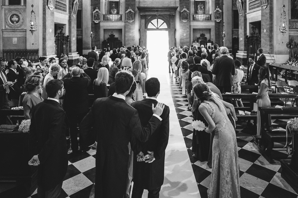 Fotografo Matrimonio Villa Caroli Zanchi Gli invitati sono impazienti per l'arrivo della sposa in chiesa nella fotografia di Alessandro Della Savia