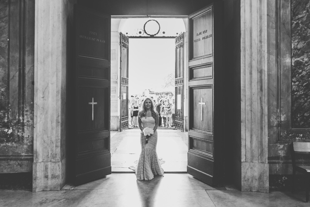 Brittney entra nella Basilica tra lo stupore degli invitati colpiti dalla bellezza della sposa