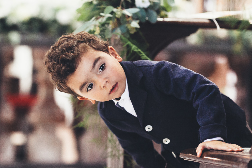 Fotografo Matrimonio Pavia Un bambino osserva curioso l'arrivo della sposa SIlvia
