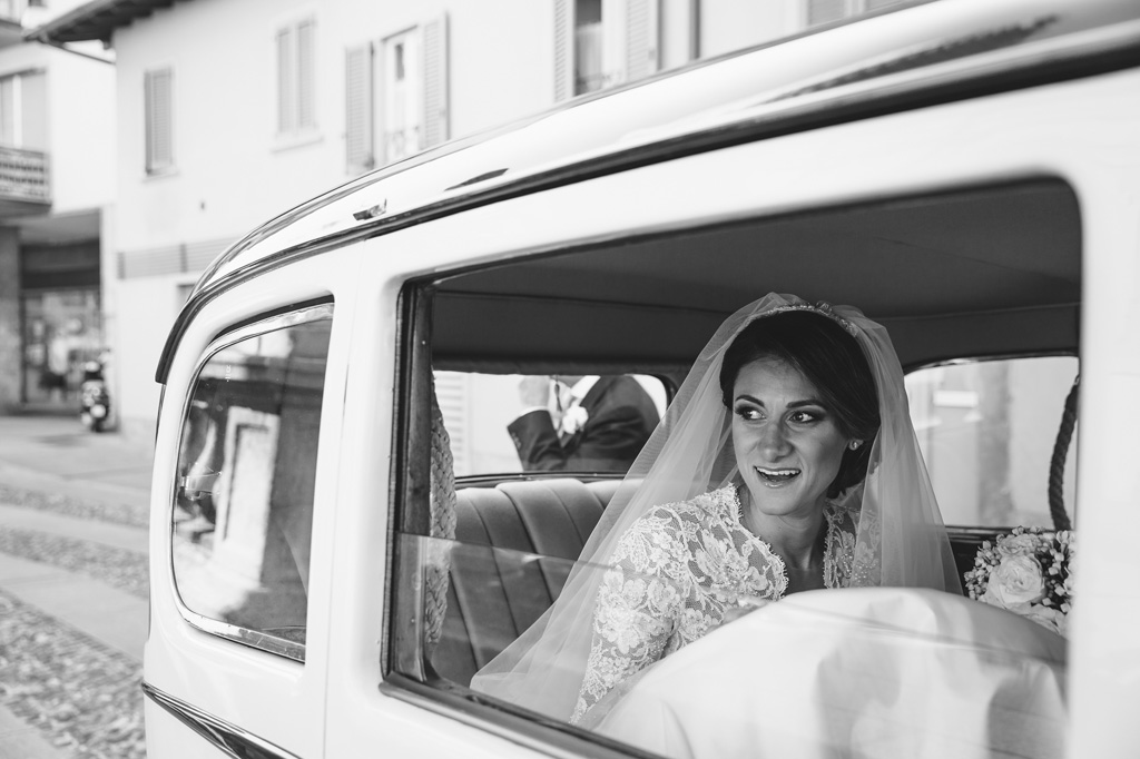 Fotografo Matrimonio Villa Caroli Zanchi Beatrice osserva speranzosa dal finestrino prima della cerimonia del matrimonio