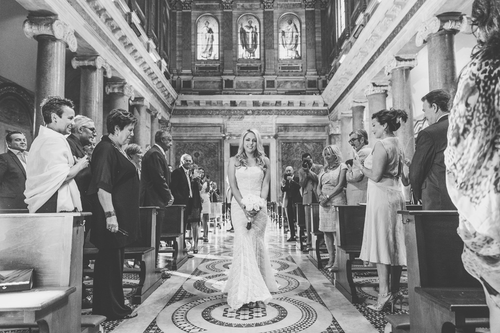 Brittney entra nella Basilica tra lo stupore degli invitati colpiti dalla bellezza della sposa