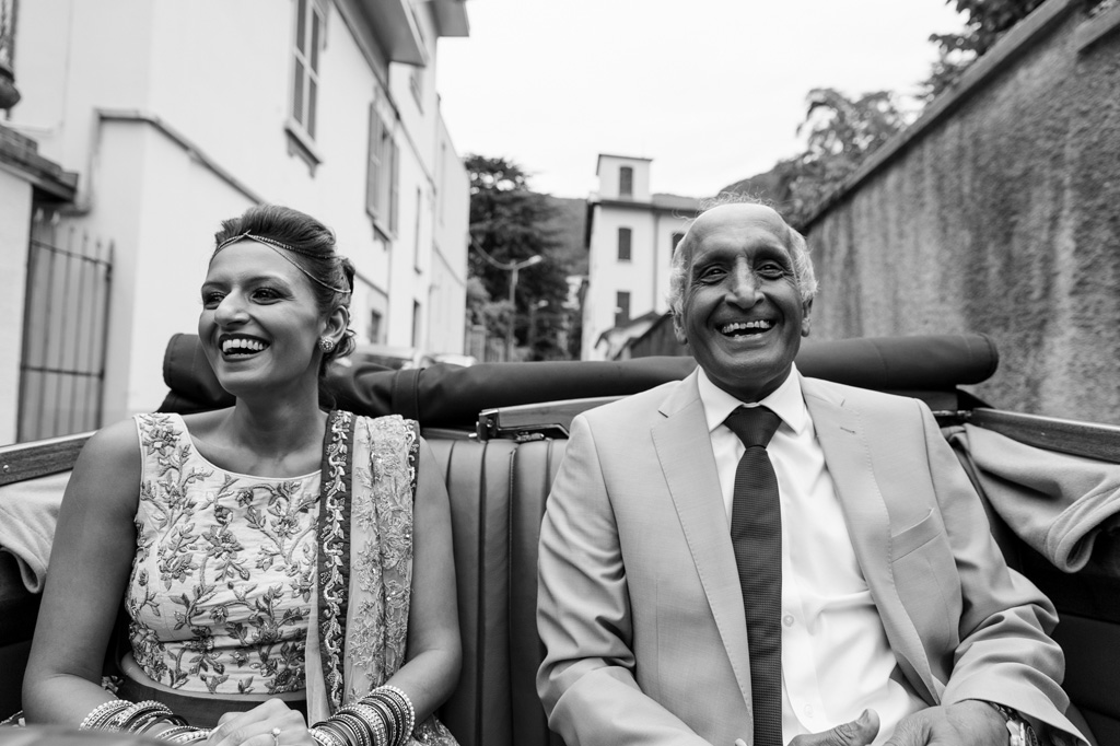 Renaa ride allegramente in compagnia del padre durante il viaggio per il ricevimento