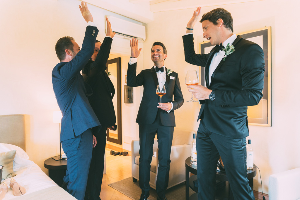 Lo sposo e i testimoni brindano festosamente prima di partire per la cerimonia di matrimonio