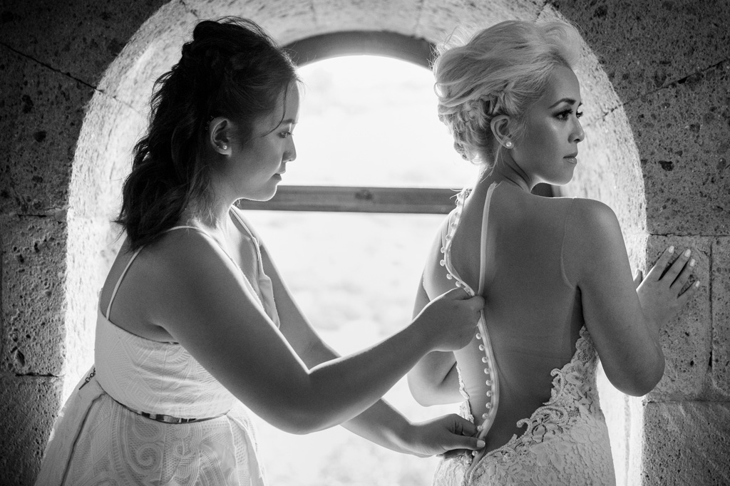 La tesimone sistema il vestito della sposa