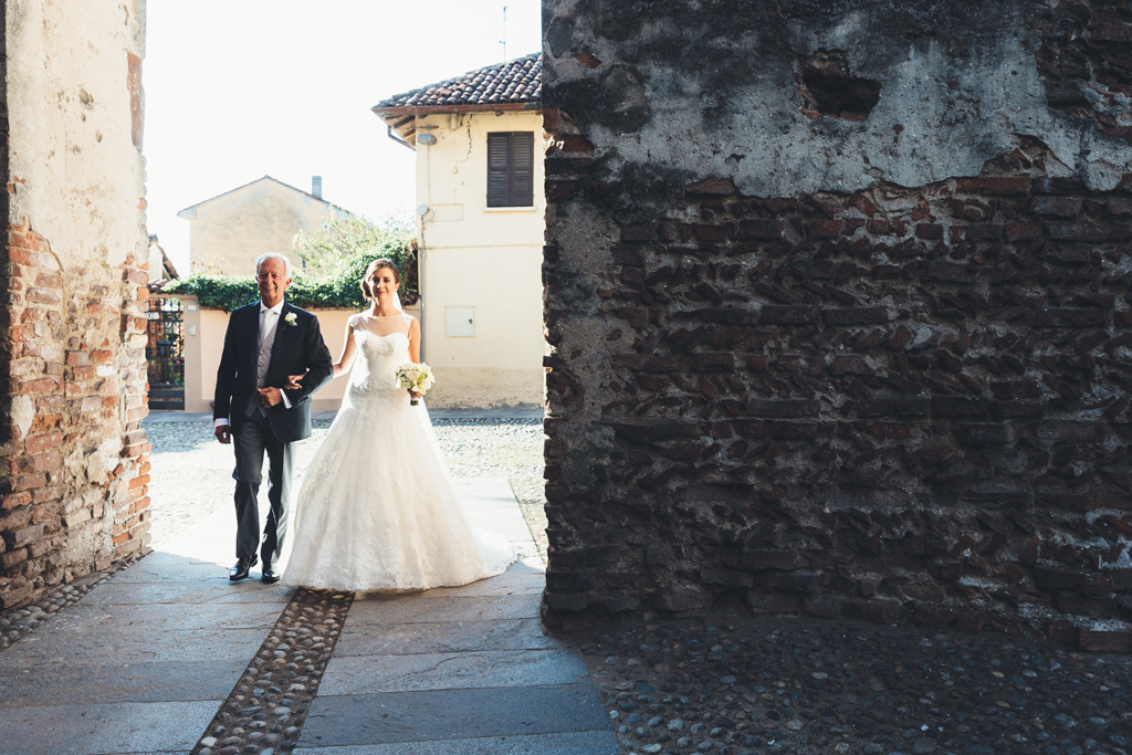 Fotografo Matrimonio Pavia Il padre accompagna la figlia sino in chiesa