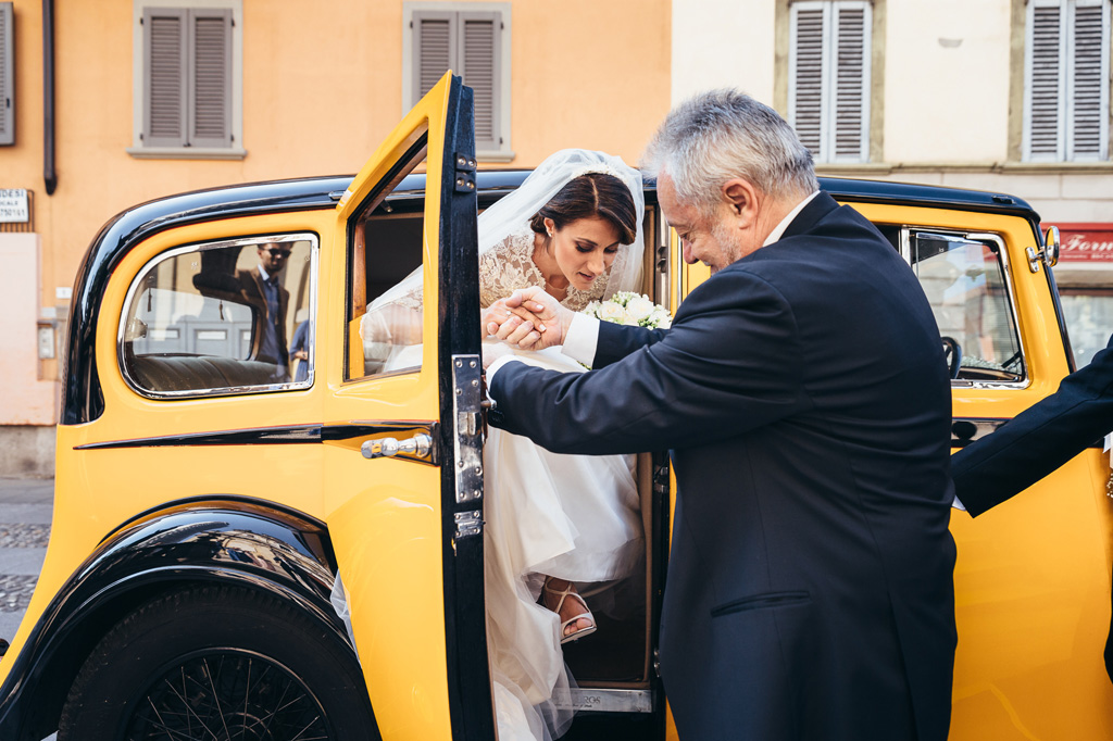 Fotografo Matrimonio Villa Caroli Zanchi Il padre aiuta la sposa Beatrice a scendere dalla macchina