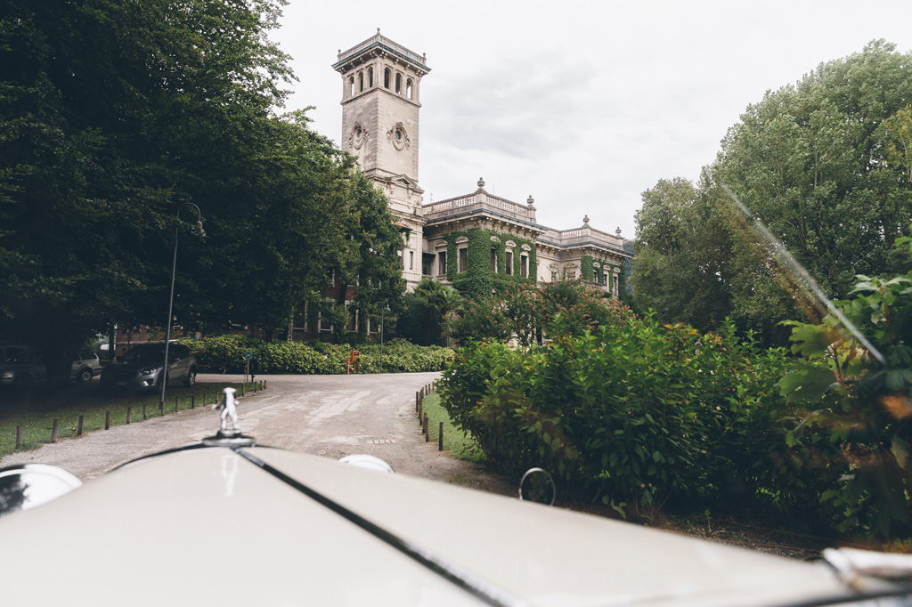 Villa Erba vista dal cofano della macchina della sposa