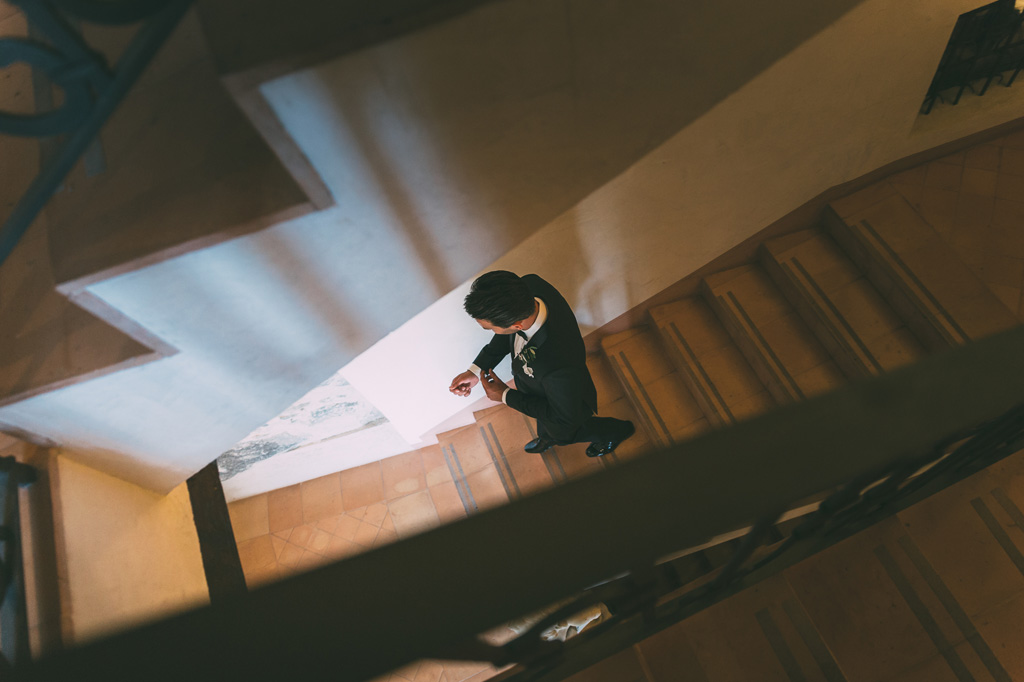 Lo sposo scende le scale per dirigersi alla cerimonia di matrimonio