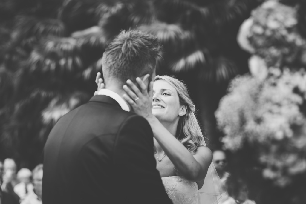 I due sposi posso baciarsi finalmente ricongiunti in matrimonio