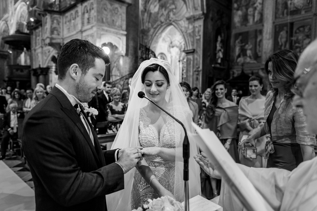 Fotografo Matrimonio Monza Simone indossa un anello alla sposa Federica